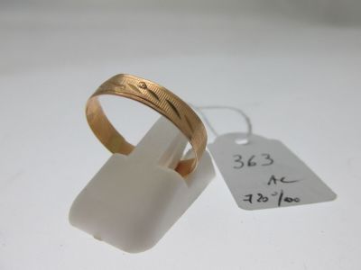 une bague en or sertie d'un diamant, à laquelle est attachée une étiquette de prix