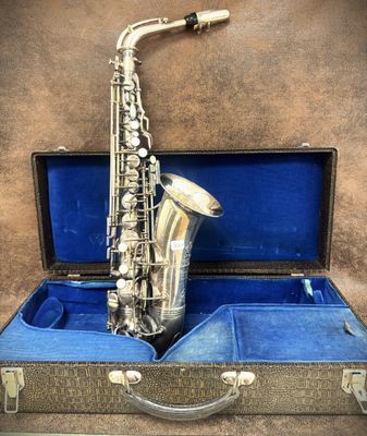 une photo d'un saxophone posé dans son étui sur une table