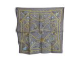une écharpe carrée grise et jaune, ornée d'un motif floral