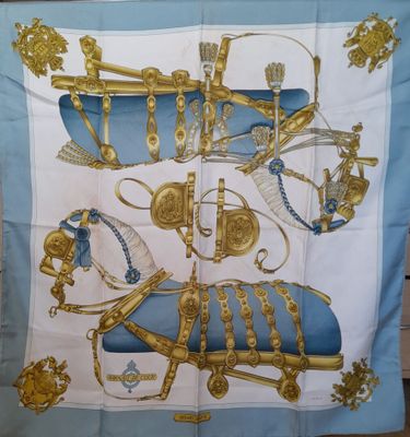 un gros plan d'une écharpe bleue et blanche ornée de motifs dorés