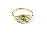 une photo en gros plan d'une bague en or sertie d'une perle
