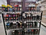 de nombreux pots de peinture sur les étagères du magasin