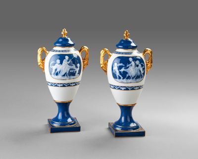 paire de vases bleus et blancs avec des anses dorées