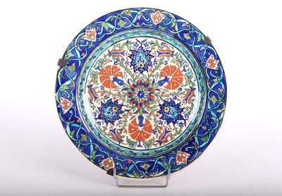 une photo d'une assiette bleue et orange posée sur une table blanche