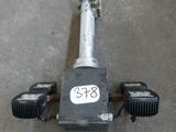 un scooter posé par terre à côté d'un scooter à moteur