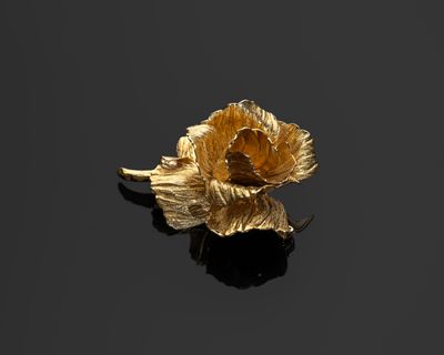 CHRISTIAN DIOR Broche "La rose de Dior" en métal doré gravée… - Photo 1