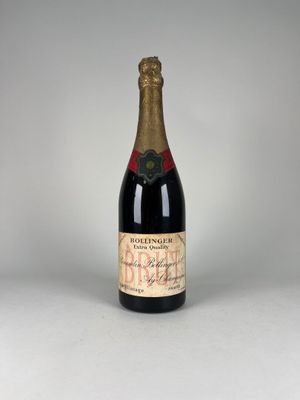 une vieille bouteille de vin posée sur une table blanche