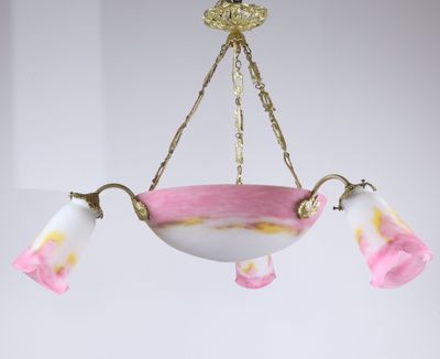 un lustre rose et blanc suspendu au plafond