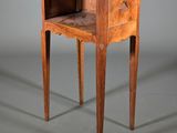une petite table en bois avec un tiroir