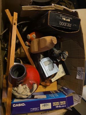 une boîte remplie d'objets assortis posée sur une table