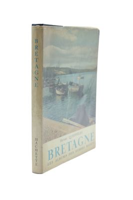 un livre avec l'image d'un bateau sur l'eau