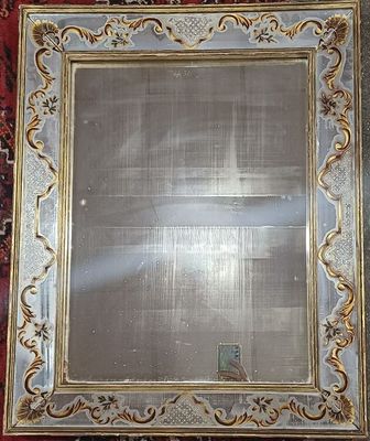 une photo d'une photo d'un miroir accroché au mur