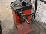 une machine qui se trouve sur le bord de la route