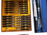 une boîte contenant un ensemble de couteaux et un aiguiseur