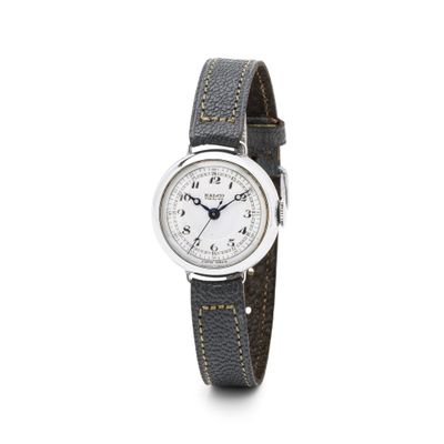 une photo d'une montre-bracelet avec un cadran blanc et un bracelet en cuir noir