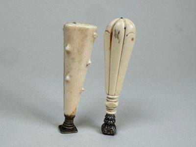Deux sceaux à cacheter en ivoirine tournée et sculptée, les … - Photo 1