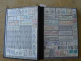 un livre avec des timbres, posé sur une table