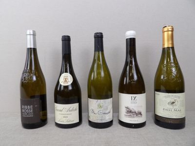plusieurs bouteilles de vin sont alignées sur une table