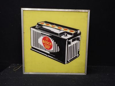 une vieille photo représentant une batterie de voiture sur fond jaune