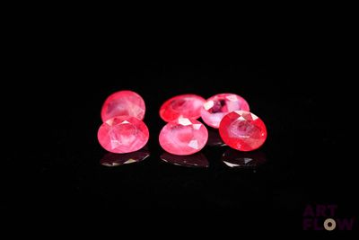 deux diamants roses en forme de cœur sur un fond noir