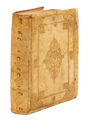 un vieux livre avec une couverture dorée sur fond blanc