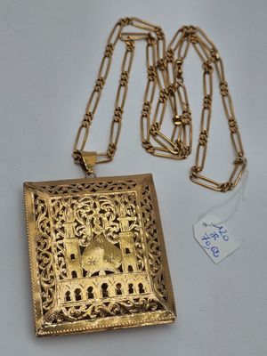 une photo d'un collier en or sur lequel figurent les portraits d'un homme et d'une femme