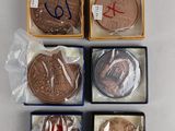 quatre biscuits au chocolat dans une boîte, avec une étiquette de prix dessus