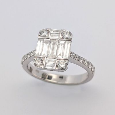 une photo d'une bague en or blanc sertie d'un diamant taille baguette
