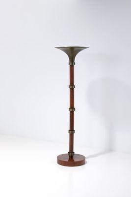 une photo d'un grand lampadaire en bois avec un pied en métal