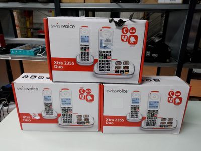 trois boîtes de téléphones portables empilées les unes sur les autres sur une table