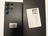 l'arrière d'un coffret noir de Samsung S9 Lite sur lequel est collé un autocollant blanc