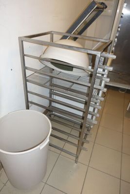 SUR DESIGNATION : Une étagère basse inox (à grilles)