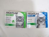 deux boîtes de Frontline Spot-On pour chats posées sur une surface blanche