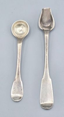 deux cuillères en argent et une cuillère avec une cuillère au milieu