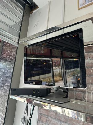 une télévision à écran plat fixée au mur au-dessus d'une fenêtre