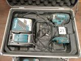 une mallette contenant des outils, posée sur une table