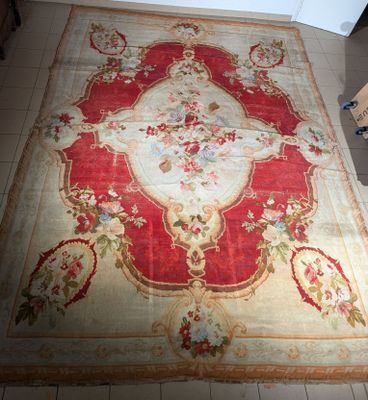 une photo d'un tapis rouge et blanc posé sur un sol carrelé