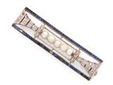 une broche en forme de barre de style Art déco, ornée de perles, de saphirs et de diamants