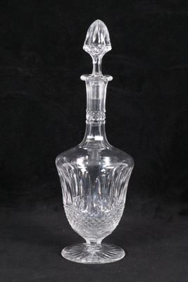 un gros plan d'un vase en verre transparent sur fond noir