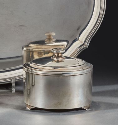 un plat en argent avec un couvercle en argent et un plat en argent avec un couvercle en argent