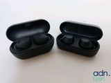 une photo montrant deux écouteurs noirs posés sur une table