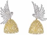 une paire de boucles d'oreilles en diamants jaunes et blancs, ornées d'un oiseau sur le dessus