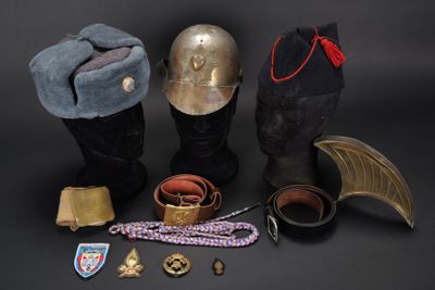 un grand nombre d'objets posés sur une table
