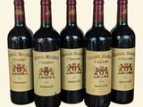 six bouteilles de vin rouge sont alignées
