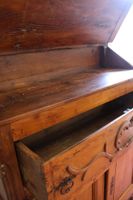Meuble scriban en noyer mouluré et sculpté ouvrant par le ha… (photo 6)