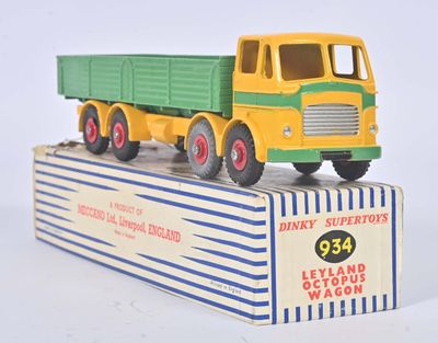 un camion jouet posé sur une boîte
