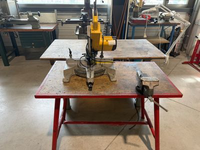 une machine posée sur une table dans un atelier
