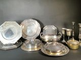 beaucoup d'assiettes et de tasses en argent sur la table