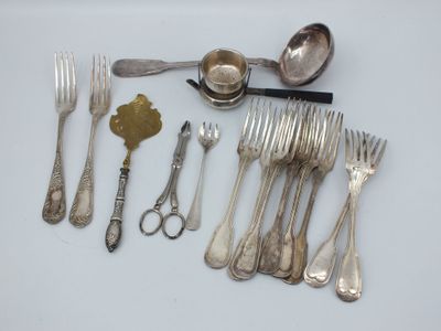 beaucoup de cuillères et de fourchettes en argent sur la table