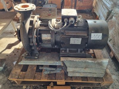 une machine posée sur une palette dans la cour
